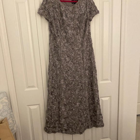 Formal gown for weddings - Picture 1 of 4